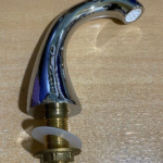 Pico cromado para lavatorio Roca