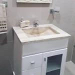 Vanitory de Maral con mesada color travertino