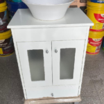 Vanitory Maral con patas y puerta de con vidrio con tapa