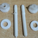 Juego de tornillos plásticos para herrajes inodoro