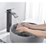 Grifería monocomando cascada para baño alto color Negro - Imagen 3